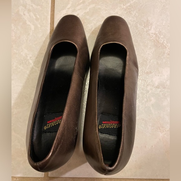 Size 6 1/2 women’s brown heels - Picture 3 of 3
